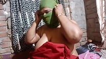Тридцатилетняя брюнеточка с крупными грудями мастурбирует в сауне