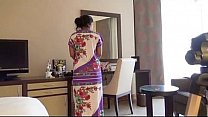 Китаяночка использует бусы для мастурбации на террасе